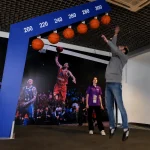 basketball challenge with man which jumping