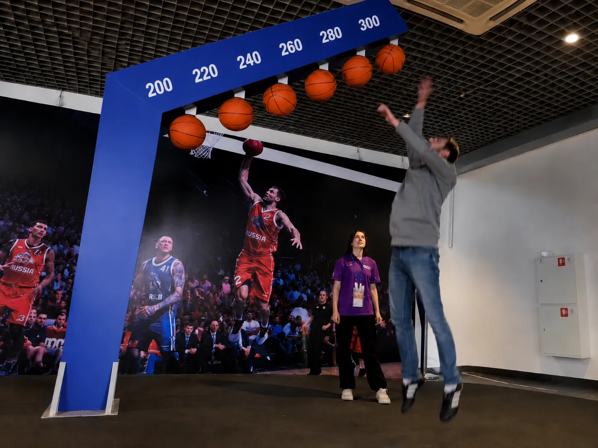 basketball challenge with man which jumping