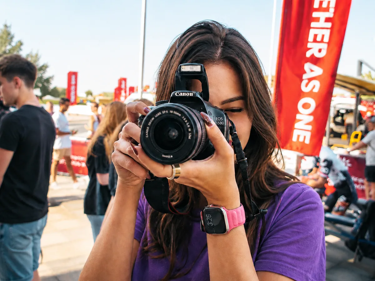 girl photographer