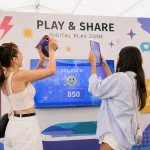 people playing shake race game